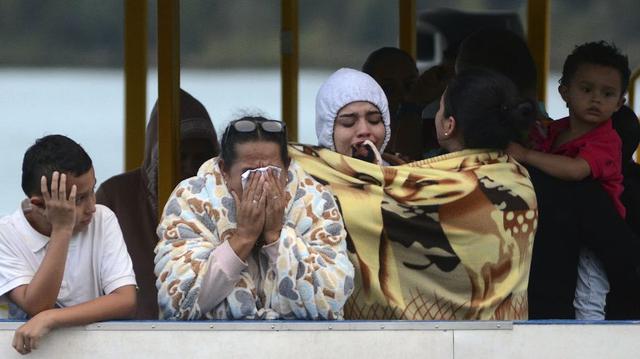Al menos nueve personas murieron y 28 más están desaparecidas después de que una embarcación con cerca de 170 pasajeros naufragara en una represa del departamento de Antioquia, cerca de la ciudad de Medellín, confirmaron las autoridades colombianas. (Foto: AFP)