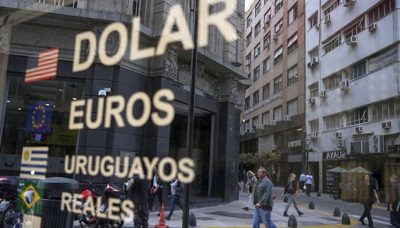 El “dólar blue” se mantenía en su nivel máximo histórico de 150 pesos en Argentina este lunes. (Foto: AFP)