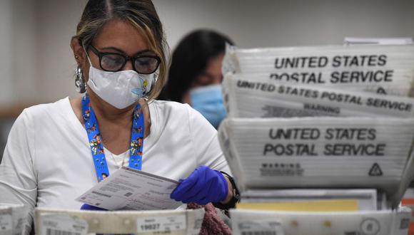 Las boletas por correo para las elecciones presidenciales de Estados Unidos son clasificadas en el centro de procesamiento del condado de Los Ángeles. (Foto de Robyn Beck / AFP).