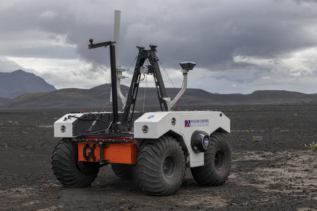 El vehículo es probado en el campo de lava de Lambahraun, a los pies del glaciar Langjökull, en Islandia.
