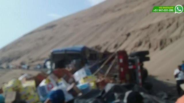 Vía WhatsApp: choque de bus y camión de frutas en Pasamayo - 7