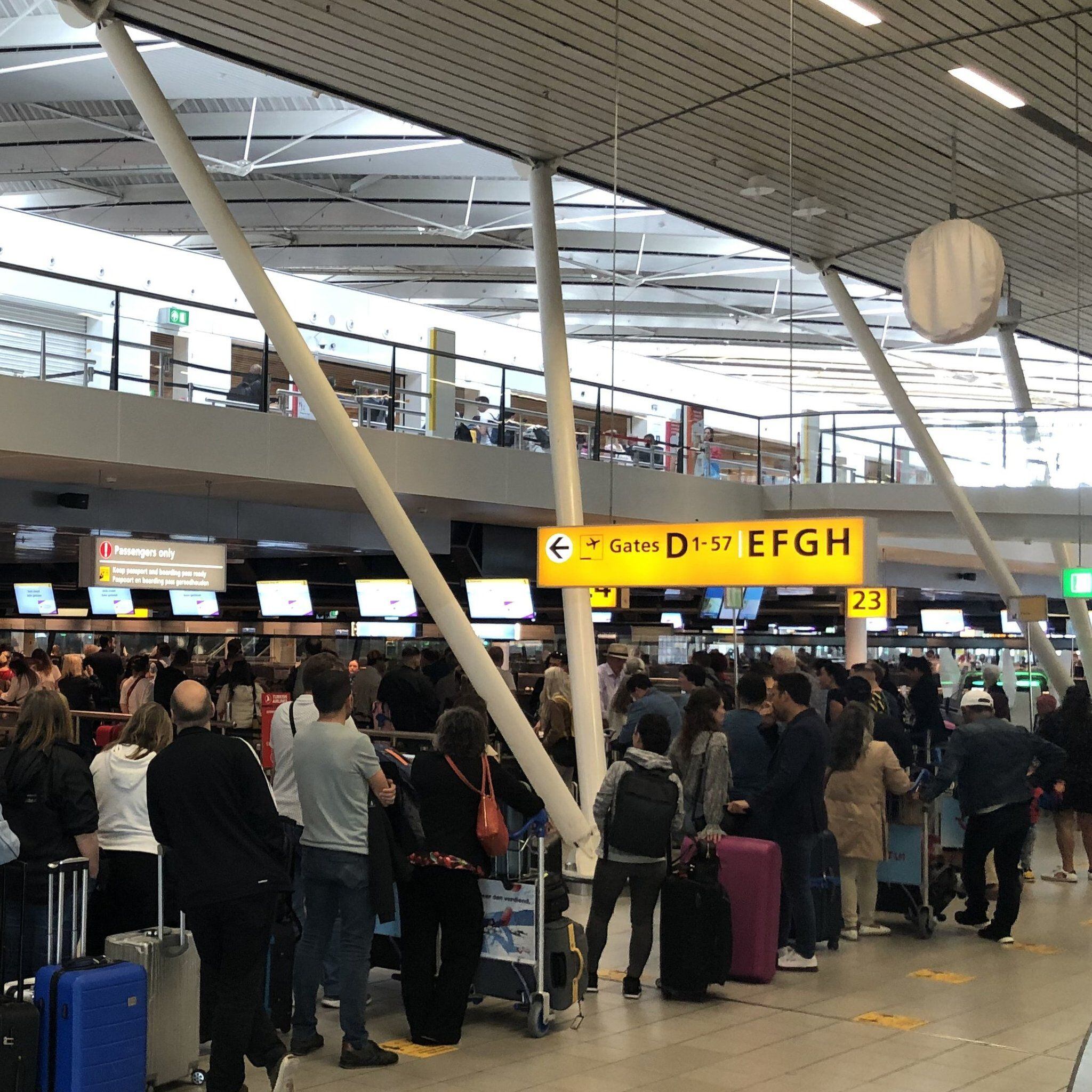 Passengers queuing at Amsterdam Schiphol Airport.  (GETTY IMAGES).