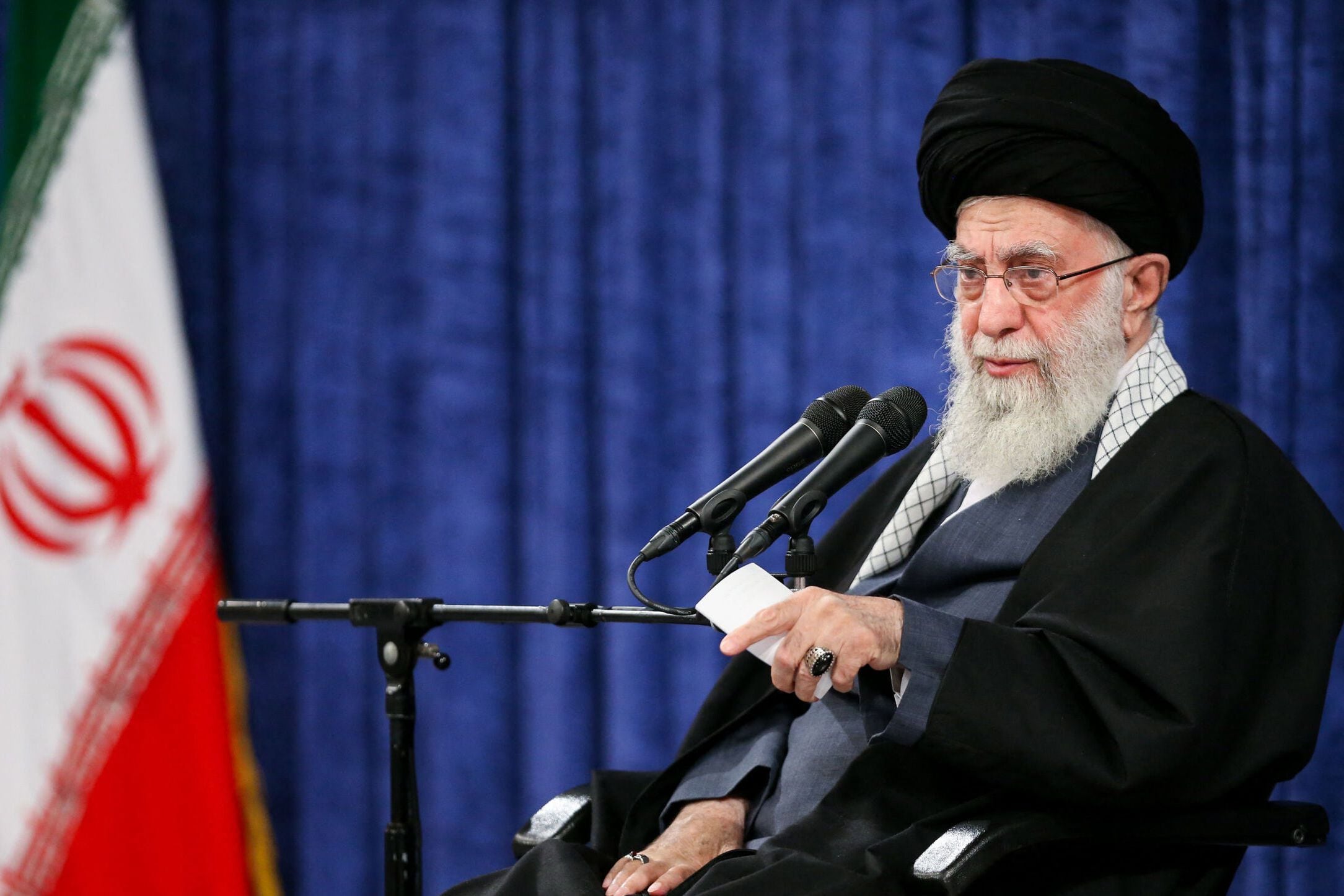 El ayatola Alí Jamenei se reúne con políticos y funcionarios gubernamentales en Teherán el 3 de abril de 2024. (Foto de KHAMENEI.IR / AFP).
