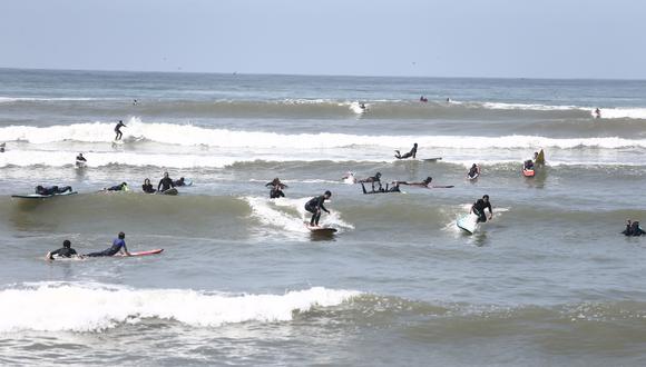 Municipalidad de Miraflores no ha otorgado ninguna autorización para que academias brinden clases de surf en las playas de su litoral | Foto: El Comercio / Archivo