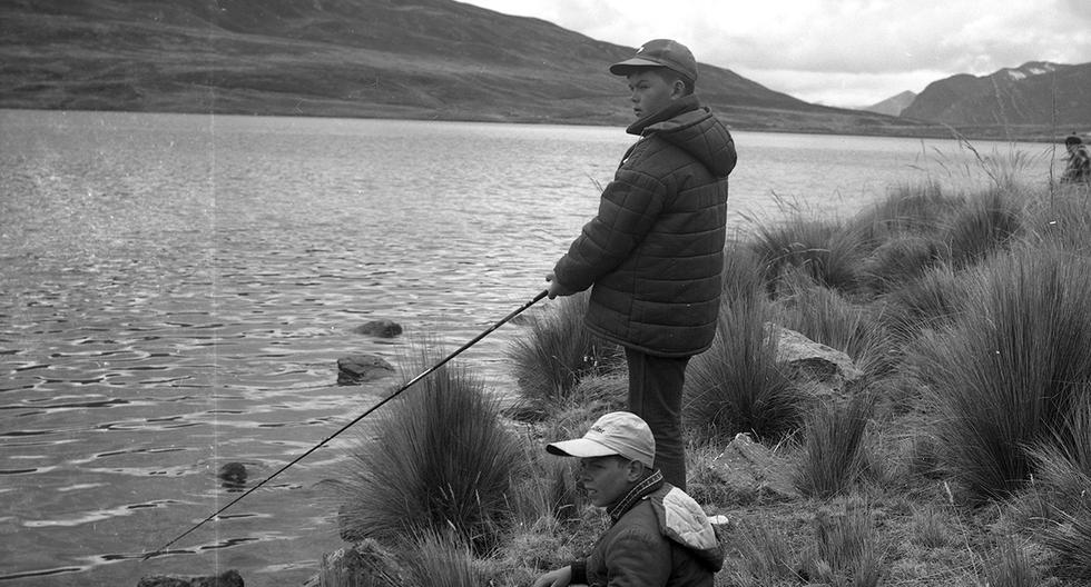 Unos 175 participantes de diversos clubes de pesca peruanos se dieron cita en setiembre de 1967 para participar del concurso de pesca de trucha. Foto: Carlos del Rosario/ GEC Archivo El Comercio