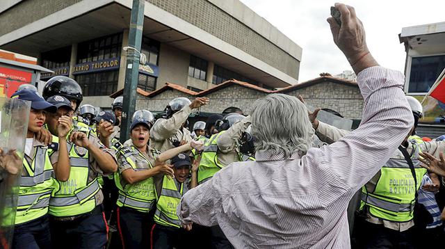 "Respeten a los viejos": Policía reprime a ancianos en Caracas - 3