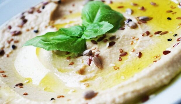 La base del hummus son los garbanzos, un alimento rico en vitamina B6, lo que lo hace fundamental para la producción de melatonina. (Foto: Pixabay)