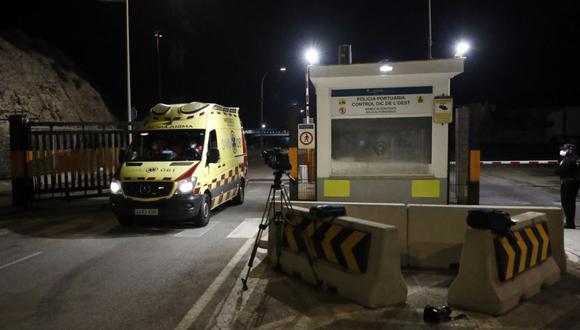 Una ambulancia sale del puerto de Palma de Mallorca cuando los rescatistas españoles sacaron a 14 personas a un lugar seguro, en el mar frente a la isla de Cabrera, en la isla de Mallorca.  (Foto: JAIME REINA / AFP)