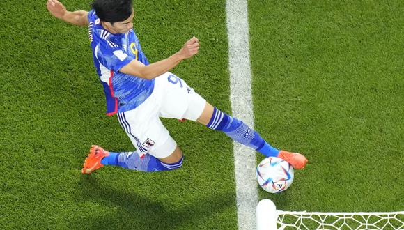 Conoce cuánta distancia separó finalmente al balón de la línea de campo previo al polémico gol de Japón ante España en Qatar 2022. (Foto: AP)