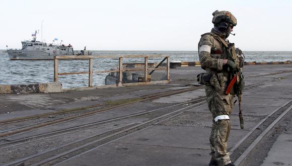 Un soldado ruso patrulla el puerto de Mariúpol, Ucrania. AP