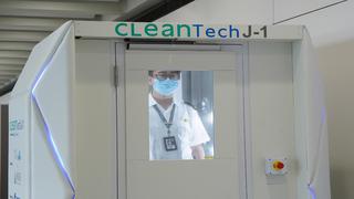 Una cabina desinfectante y un robot ocupan el aeropuerto de Hong Kong