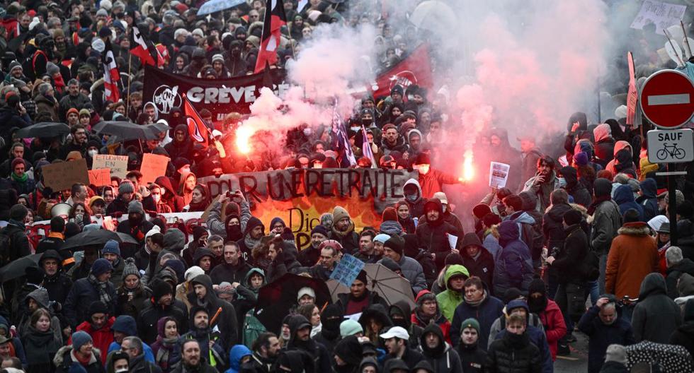 Los manifestantes marchan con pancartas y bengalas durante una protesta convocada por sindicatos de Francia en Nantes, el 19 de enero de 2023. (LOIC VENANCE / AFP).