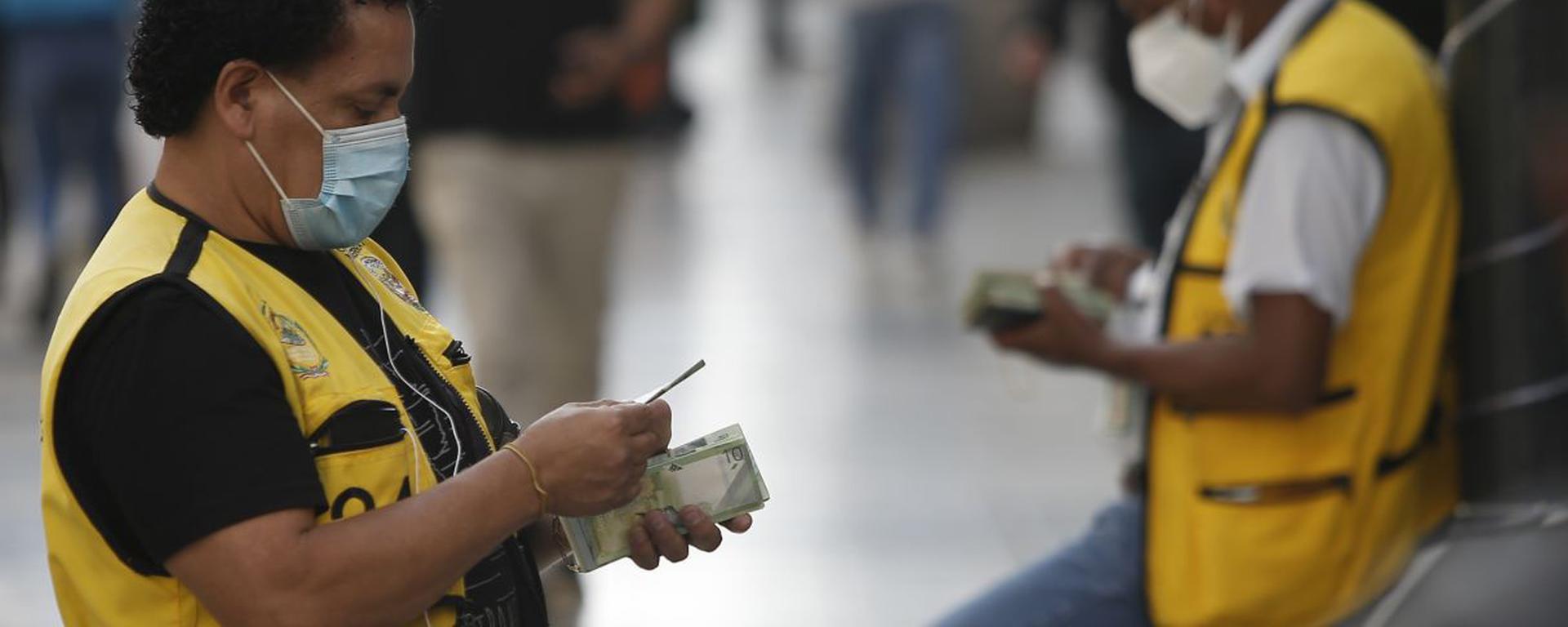 Tipo de cambio cerró el viernes en S/ 3,83, en medio de conflictos sociales