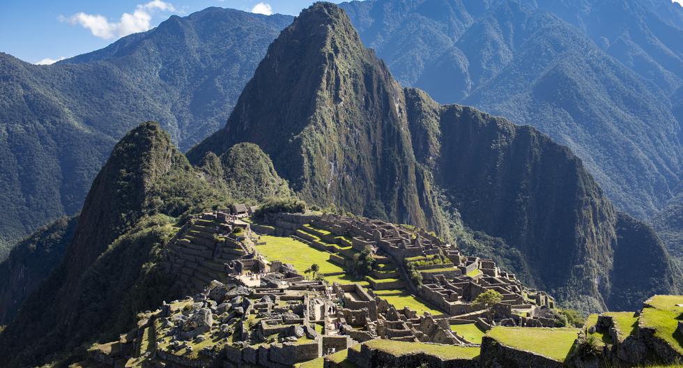En 2015, Machu Picchu estuvo en la mira de la Unesco y a punto de ser considerada parte de la Lista de Patrimonios en Riesgo debido al creciente turismo que albergaba y que ponía en peligro su conservación. 


•	En el 2016, la alianza estratégica de Grupo AJE, Inkaterra, Green Initiative y la Municipalidad de Machu Picchu, nació para prevenir que el Santuario ingrese a la Lista de Patrimonios en Riesgo de la UNESCO.

•	MP Carbono Neutral es el primer paso para impulsar una programación de actividades que mitiguen la huella de Co2 con el objetivo de alcanzar dos metas clave – reducir las emisiones en 45% hasta el año 2030 y alcanzar las emisiones netas cero, o la carbono neutralidad hasta 2050.

•	MP Carbono Neutral, es una acción concreta que evidencia el compromiso del Perú con el alcance de los Objetivos de Desarrollo Sostenible de las Naciones Unidas, principalmente el Objetivo 13 - Acción Climática y el Objetivo 12 - Producción y Consumo Responsable, además de contribuir con las Metas de Acuerdo Climático de París.


INICIATIVAS

•	La implementación de dos Compactadoras de Residuos Plásticos para Machu Picchu Pueblo y el Camino Inca, cada una con capacidad de procesar 7 toneladas diarias de desechos PET.

•	La planta de Biodiesel evita la llegada de 1,000 galones residuos de aceite vegetal al río Vilcanota, generando oportunidades de trabajo en la producción de biodiesel y glicerina.

•	El Pirolizador de Residuos Orgánicos evita la emisión de Gases de Efecto Invernadero (Metano). El biocarbón generado es usado por la comunidad como abono y por el Sernanp en sus tareas de reforestación del santuario.

•	La Trituradora de vidrio, que produce arena a partir de vidrio triturado, con lo cual se mitigará la extracción de arena de las riberas del río Vilcanota para así reducir la erosión que pone en peligro la integridad de Machu Picchu Pueblo.


CERTIFICACIÓN

•	2 de setiembre Machu Picchu recibió por parte de Green Initiative la certificación de destino Carbono Neutral, condición que se otorga por ponerse unas metas concretas para retirar de la atmósfera la misma cantidad de CO2 que ha emitido, convirtiéndose así en la primera maravilla del mundo en obtenerla.

•	Este es el resultado del trabajo realizado por la alianza estratégica entre el Grupo AJE, la cadena de hoteles Inkaterra, la Municipalidad de Machu Picchu y el Servicio Nacional de Áreas Naturales Protegidas (Sernanp), que desde el 2016 vienen implementando una serie de medidas para impulsar la mitigación de la huella de carbono.


PROMOCIÓN

•	Machu Picchu es patrimonio cultural de la humanidad y maravilla mundial; por lo tanto, requiere del turismo para el desarrollo de su comunidad y su economía. Agua Cielo, de la mano de su aliado Inkaterra, vienen desarrollando una serie de acciones para promover la reactivación de sus actividades, que se han visto afectadas por la pandemia y las inundaciones ocurridas en los últimos días.


•	Con ese fin, Grupo AJE lanzó la promoción “Agua Cielo Protectores” en cuatro países de la región, en la que se sortearon ocho paquetes dobles a Cusco, que incluyen alojamiento, comidas y tours por la ciudad imperial y la ciudadela de Machu Picchu. 

•	Gracias a este sorteo, los afortunados ganadores podrán conocer los proyectos de protección impulsados y ser parte de la experiencia de ayudar a conservar el medio ambiente.

Fotos richard Hirano