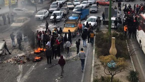 Durante las protestas, manifestantes cortaron varios caminos y carreteras en diversas ciudades de Irán. Foto: GETTY IMAGES, vía BBC Mundo