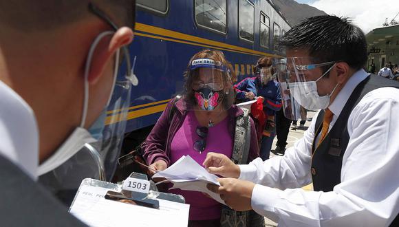 La presentación del carné de vacunación contra el COVID-19 no es requisito obligatorio para ingresar al Perú. Ahora es solo con la prueba molecular negativa, señaló el Minsa. (Foto: EFE)