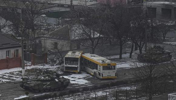 Tanques rusos avanzan por una calle de Mariúpol el 11 de marzo del 2022. La ciudad está siendo sometida a un feroz sitio. La gente pasa penurias y no tiene escape. (AP Photo/Evgeniy Maloletka)