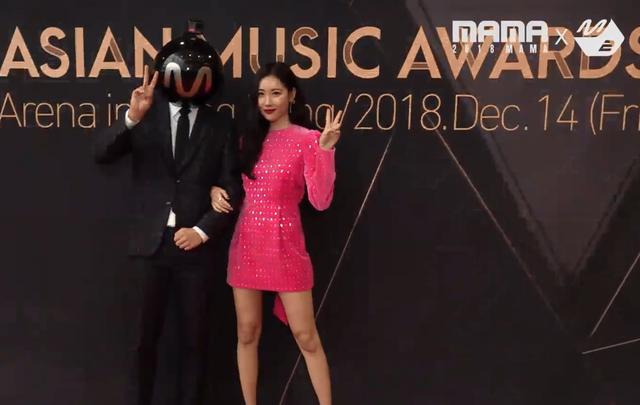 Sunmi en la alfombra roja de los premios MAMA 2018. (Fuente: YouTube)