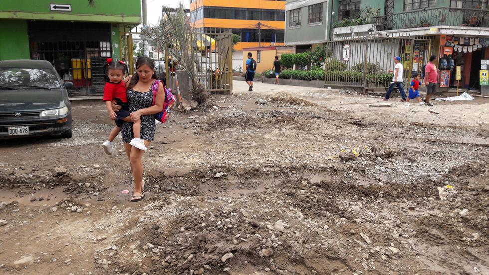 Desde enero, se han registrado más de 20 roturas de tuberías de agua potable en la urbanización Apolo debido a la construcción de pistas y veredas. (Foto: Jorge Malpartida Tabuchi)