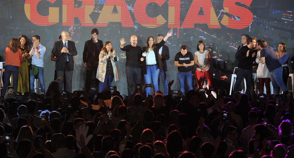 Miembros Juntos por el Cambio festejan haber ganado las elecciones legislativas en los principales distritos de Argentina. (EFE/ Enrique García Medina).