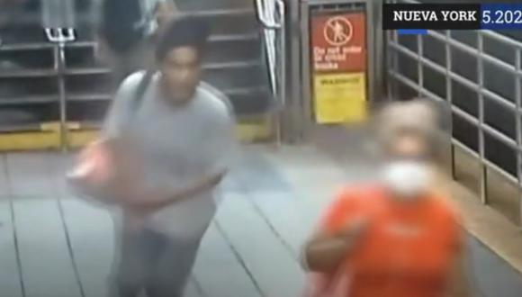 Imagen del ataque a Luzby Gallego en el Metro de Nueva York (Estados Unidos). (Captura de video).