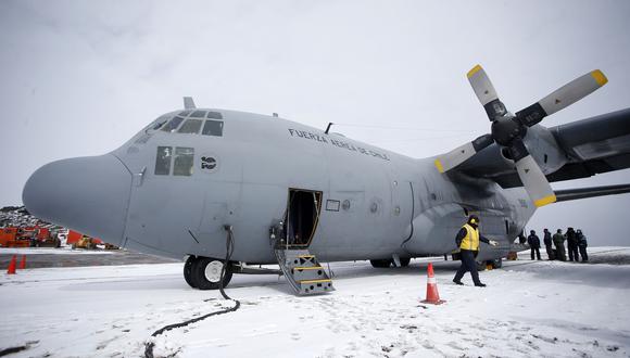 Un Hércules C-130 perteneciente a la Fuerza Aérea de Chile, idéntico al que desapareció con 38 personas a bordo, es captado en la base chile en la Antártida "Presidente Eduardo Frei". (AFP)