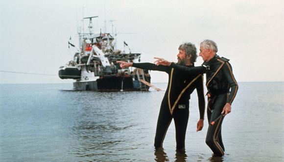Junto a su padre, el legendario Jaques Cousteau, en uno de sus tantos viajes alrededor del mundo. La primera vez que vino al Perú lo hizo bordeando la costa africana y luego cruzó Panamá. (AFP)