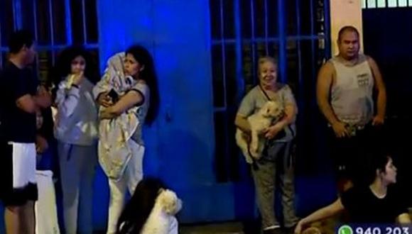 Los vecinos salieron a la calle en ropa de dormir, con sus hijos y mascotas en brazos. (Foto: Captura/Latina)