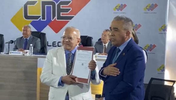 Diputado opositor Luis Eduardo Martínez (a la derecha contra traje azul) es el primer candidato inscrito para las elecciones presidenciales en Venezuela, que se realizarán el 28 de julio | Foto: Captura de video / @Luisemartinezh