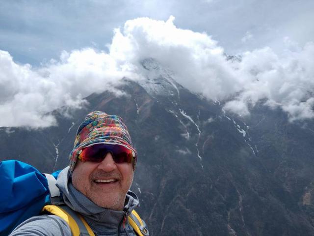 Sergio Galliani se encuentra en Dingboche a 4400 msnm, a tres días de llegar al monte Everest. A través de sus redes sociales el actor comparte imágenes de cada paso que da en busca de su sueño. (Foto: Facebook)