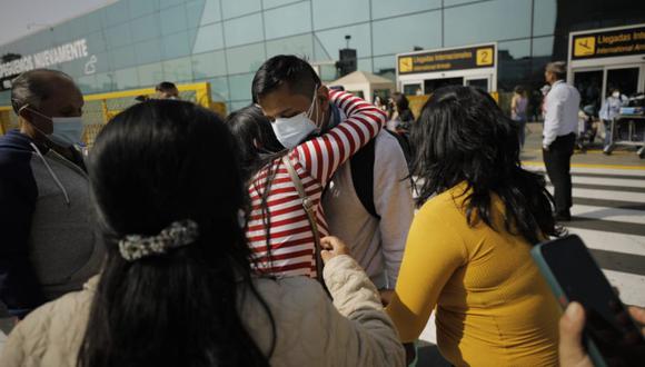 Decenas de personas se reencontraron con sus seres queridos en el aeropuerto Jorge Chávez, en el Callao | Foto: Joel Alonzo/@photo.gec