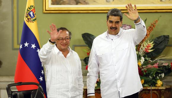 El presidente venezolano Nicolás Maduro y el presidente colombiano Gustavo Petro saludan tras una reunión en el Palacio Presidencial de Miraflores en Caracas el 18 de noviembre de 2023. (Foto de Pedro Rances Mattey / AFP)