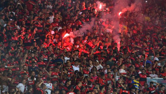 Flamengo vs. Independiente: hincha del 'Mengao' recordó a Paolo Guerrero en final de Sudamericana. (Foto: AFP)