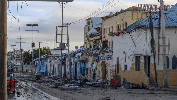 Una vista general de la escena de un ataque en el hotel Hayat en Mogadiscio, Somalia, el 21 de agosto de 2022. (Foto: EFE/EPA/SAID YUSUF WARSAME)