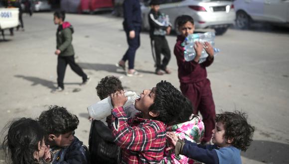 Los paquetes de comida, que se enviaron con ayuda de Jordania, no incluían ni agua ni suministros médicos y, según las organizaciones de ayuda humanitaria, estos lanzamientos aéreos están muy lejos de satisfacer las necesidades. (Foto de AFP)