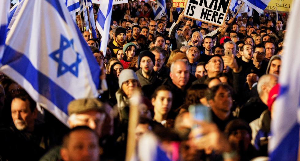 Tens of thousands of Israelis demonstrate against the Netanyahu government