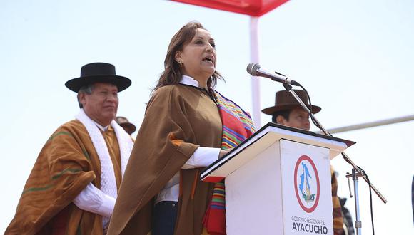 La presidenta Dina Boluarte en un evento oficial con el gobernador regional de Ayacucho, Wilfredo Oscorima. (Foto: Archivo Presidencia)