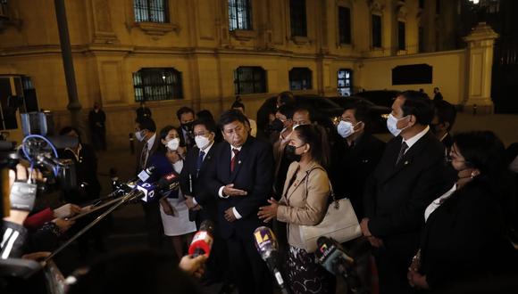 Anoche, congresistas de Perú Libre, con Waldemar Cerrón a la cabeza, acudieron a Palacio de Gobierno. A su salida, calificaron como una traición los cambios en el gabinete (Foto: Hugo Pérez/Grupo El Comercio)