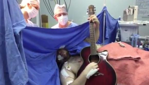Toca la guitarra mientras le quitan tumor del cerebro [VIDEO]