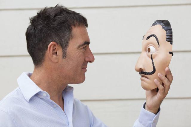 La máscara de Dalí –el elemento icónico de la serie– y su creador Álex Pina. El estreno de la tercera temporada de “La casa de papel” será el 19 de julio en Netflix.