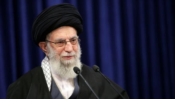 El líder supremo de Irán, el ayatolá Ali Jamenei, pronuncia un discurso televisado en Teherán, el 8 de enero de 2021. (Official Jamenei Website/REUTERS).