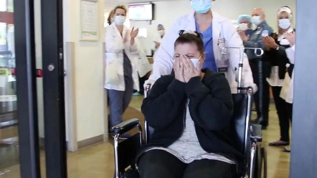 Mujer deja hospital entre aplausos tras vencer coronavirus. (Foto: Captura Facebook)