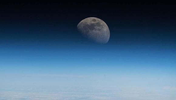 Así se ve la Luna "de día" desde la estación. (Foto: NASA)