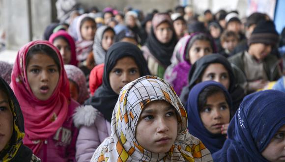 Imagen de archivo | Niños afganos en un aula abierta en el distrito de Dand de la provincia de Kandahar. (Foto de Sanaullah SEIAM / AFP)