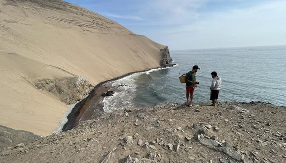 Pescadores de Aucallama, antes de Chancay, nos muestran playas llenas de crudo y donde no ha llegado la limpieza. (Foto: Francesca Raffo)