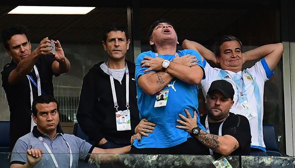 Diego Armando Maradona estuvo en un palco del Saint Petersburg Stadium desde donde alentó la 'Albiceleste' en su victoria sobre Nigeria. (Foto: AFP)