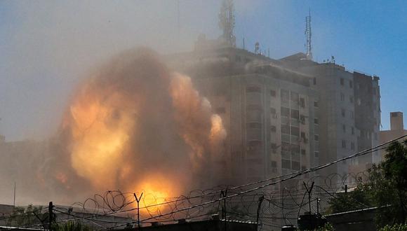 Una bola de fuego estalla desde la Torre Jala cuando es destruida en un ataque aéreo israelí en la ciudad de Gaza, controlada por el movimiento palestino Hamas, el 15 de mayo de 2021. (MOHAMMED ABED / AFP).