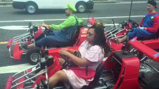 Hugh Jackman se topó con una carrera callejera de Mario Kart en Japón [VIDEO]