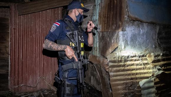 Un policía costarricense participa en un operativo de búsqueda en un barrio periférico de San José, Costa Rica. (Foto de Ezequiel BECERRA / AFP)