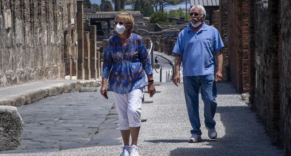 Colleen y Marvin Hewson, jubilados de Detroit, llegaron a Roma el 5 de marzo para unas vacaciones esperadas durante toda la vida. Sin embargo, la pandemia del coronavirus impidió su recorrido, que recién pudieron concretar 75 días después. (Photo by Tiziana FABI / AFP).